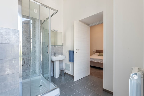 Dusche, Haartrockner, Bidet, HandtĂŒcher