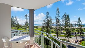 Outdoor dining - Sunset on Kirra - Beachfront Kirra - Min. 3 Night Stays! (Coolangatta)