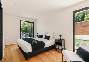 4 bedrooms, iron/ironing board, WiFi, bed sheets