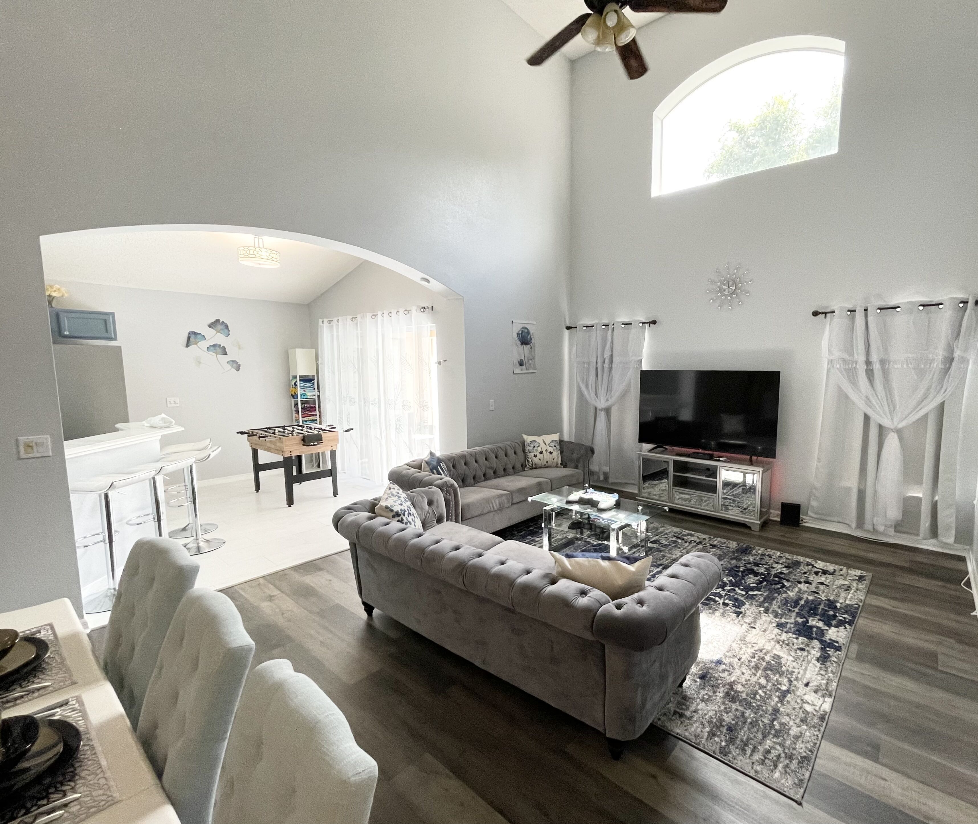 智能电视、Netflix、桌上足球、流媒体服务