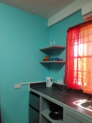 Fridge, oven, electric kettle, toaster - Careffe Suites- Studio unit 2 - 5 mins drive to Rodney Bay village (Monchy)