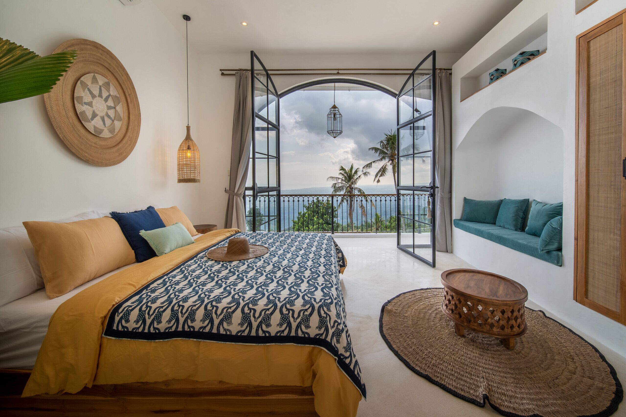 4 habitaciones, decoración personalizada y muebles diferentes 