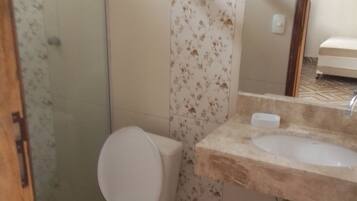 Quarto casal urbano, 1 quarto, vista para a praia, no pátio | Banheiro | Chuveiro, produtos de toalete grátis, toalhas de banho, sabonete