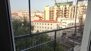 A balcony with a metal railing, a view of a cityscape with buildings and construction cranes, and a clear sky. - Appartamento Lucerelaxcomfort - Studio Flat (Milan)