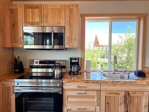 Jääkaappi, mikroaaltouuni, uuni, liesi