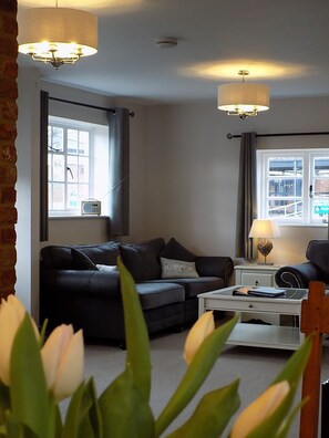 Smart TV, video-game console, DVD player, table tennis - Double Award Winning, Stunning 1700's Grade 2 listed cottage near Stonehenge (Salisbury)