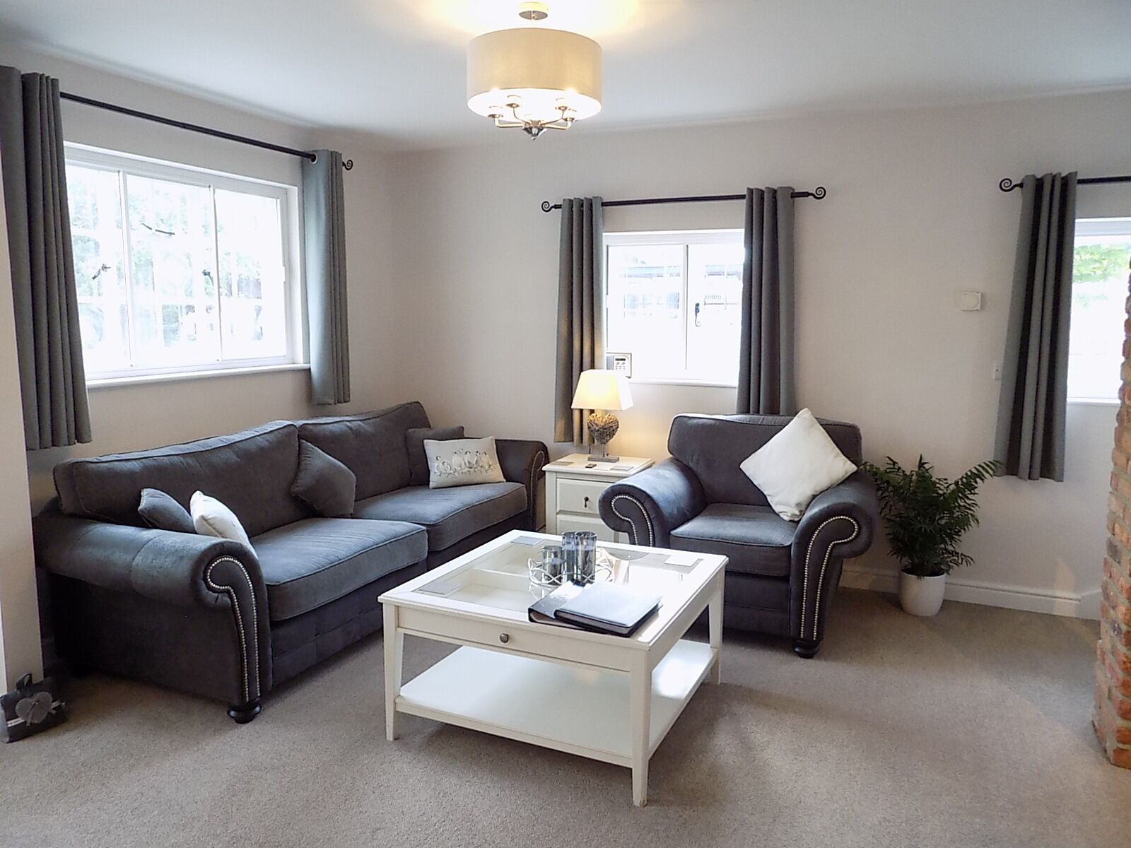 Älytelevisio, videopelikonsoli, DVD-soitin, pöytätennispöytä