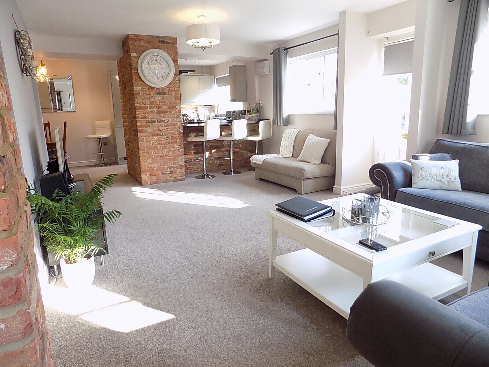 Una Smart TV, una consola de videojuegos, un reproductor de DVD