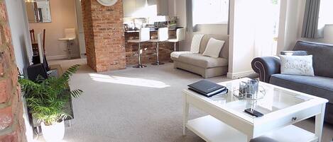 Smart-TV, Videospielkonsole, DVD-Player, Tischtennisplatte