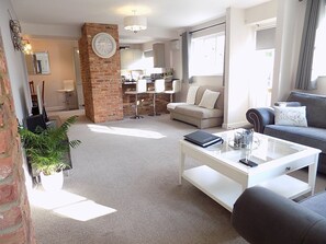 Una Smart TV, una consola de videojuegos, un reproductor de DVD