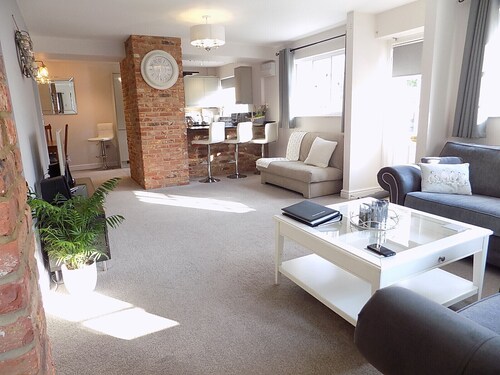 Three-Time Award Winning, Stunning 1700's Grade 2 listed cottage near Stonehenge