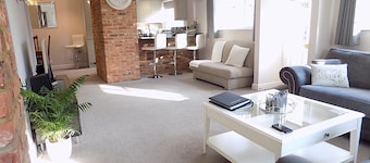 Three-Time Award Winning, Stunning 1700's Grade 2 listed cottage near Stonehenge