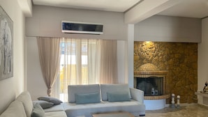 Superior-Apartment, 3 Schlafzimmer, Balkon, Stadtblick | Wohnbereich