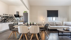 Eine moderne Küche mit Essbereich, einer Couch und einem Couchtisch.