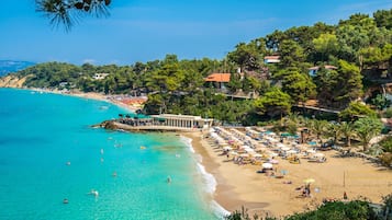 Beach nearby, white sand, beach towels, 3 beach bars