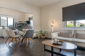 Perhehuoneisto, 2 makuuhuonetta, näköala pihalle, pohjakerroksessa | Oleskelualue