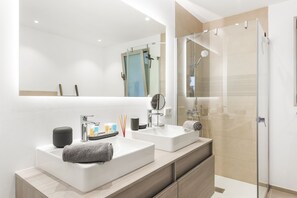 Combined shower/bathtub, hair dryer, towels, soap - Luxury apartment: air conditioning, swimming pools, heating, gym, fibre optics, garage (Palm-Mar)