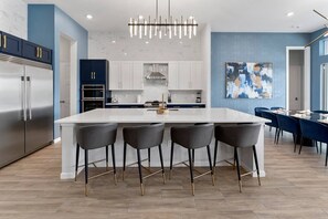 冷蔵庫、電子レンジ、オーブン、コンロ