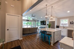 Jääkaappi, mikroaaltouuni, uuni, liesi