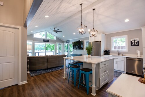 Cozy, lake front cottage