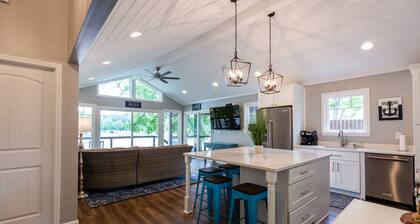 Cozy, lake front cottage