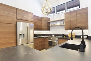 Geladeira, micro-ondas, fogão, cooktop