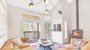 Una sala de estar moderna con un sofá, una mesa de centro y una chimenea.