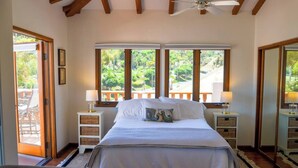 Room - Oceanfront view, plus corner patio and golf cart (Avalon)