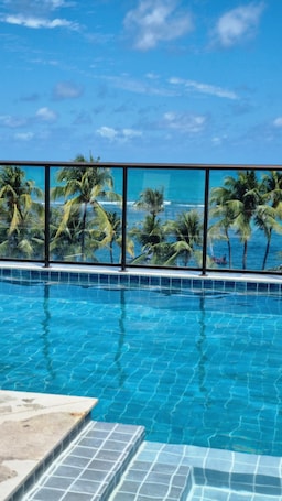 室内游泳池,09:00 至 21:00 开放,日光浴躺椅