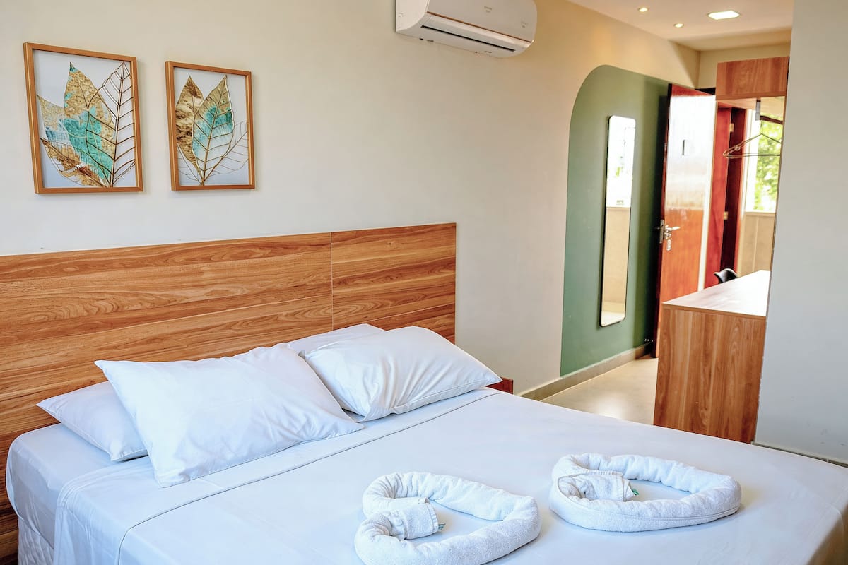 Minibar, wifi gratis y ropa de cama