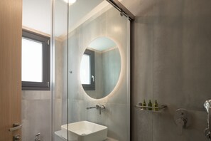 淋浴设施、吹风机、毛巾、肥皂