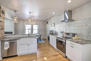 Fridge, microwave, stovetop, dishwasher - Charming Downtown Fruita Home: Hike & Explore (Fruita)