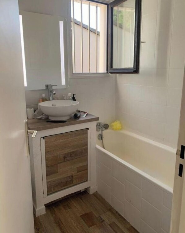 Bathtub