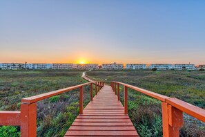 Property grounds - Beautiful ground floor condo at Island Retreat (Port Aransas)