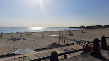 Vlak bij het strand, ligstoelen aan het strand