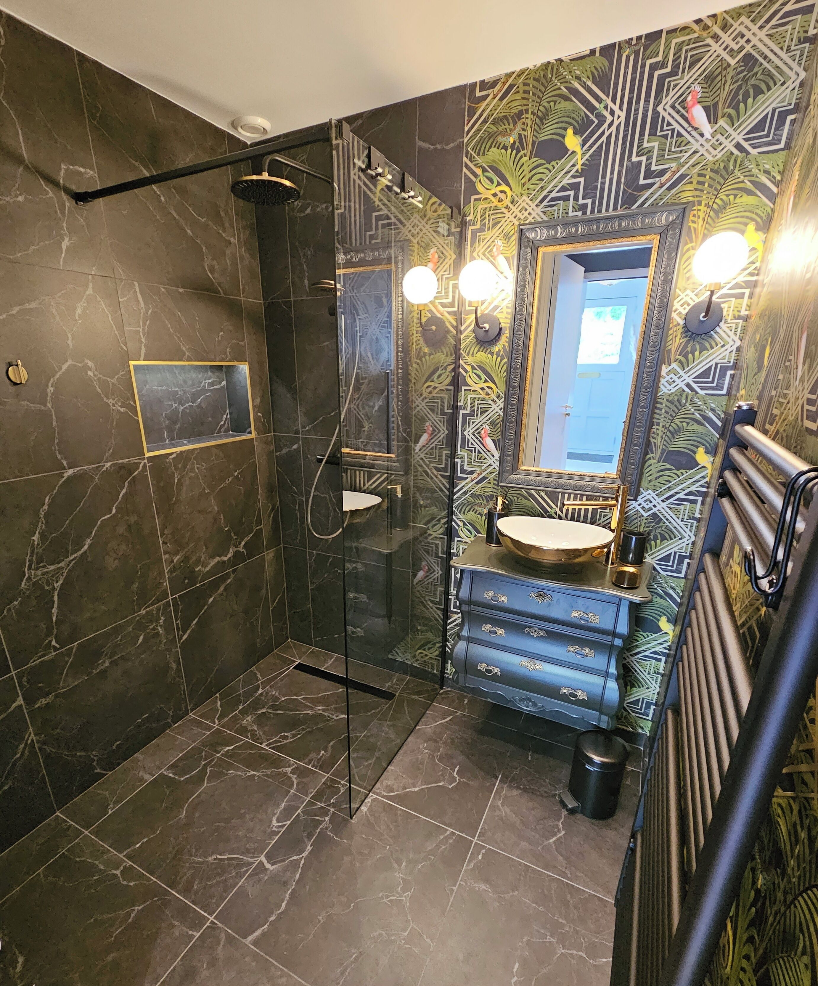 Dusche, Haartrockner, Handtücher, Seife