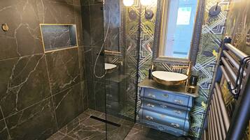 Dusche, Haartrockner, Handtücher, Seife