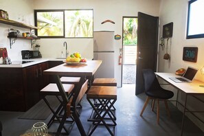 ثلاجة، موقد طهي مسطح، ماكينة لصنع القهوة/الشاي، غلّاية كهربائية