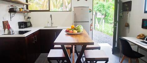 Frigorífic, placa de cuina, cafetera i tetera i bullidora elèctrica