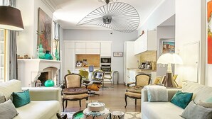 Una sala de estar amplia con chimenea, asientos cómodos y un comedor.