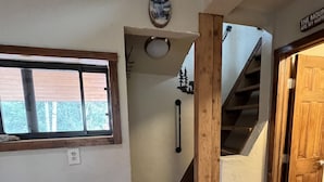 Une pièce confortable avec un lit, une fenêtre, un escalier en bois et une porte.