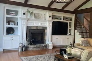 Smart TV, fireplace