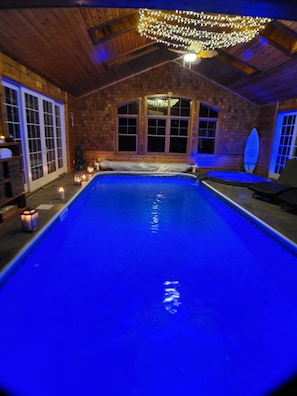 Una piscina cubierta, una piscina climatizada