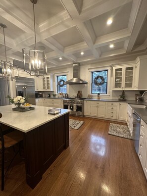 Fridge, microwave, oven, stovetop - Saratoga County Track Rental, 6 bedroom lake house with indoor pool & hot tub (Ballston Lake)