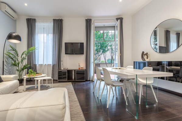 TV - Agathae Luxury Apartament with Garden (ROMA)