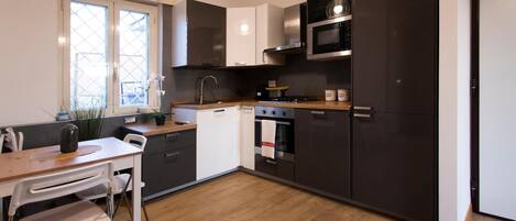 Frigorífic, forn i placa de cuina