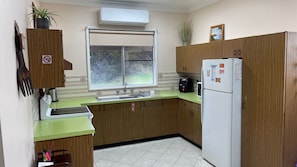 Stovetop, cookware/dishes/utensils