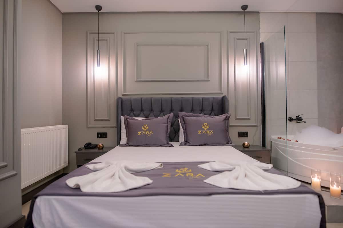 Deluxe-Doppelzimmer, 1 Queen-Bett, Stadtblick | Hochwertige Bettwaren, Minibar, Schreibtisch, kostenloses WLAN