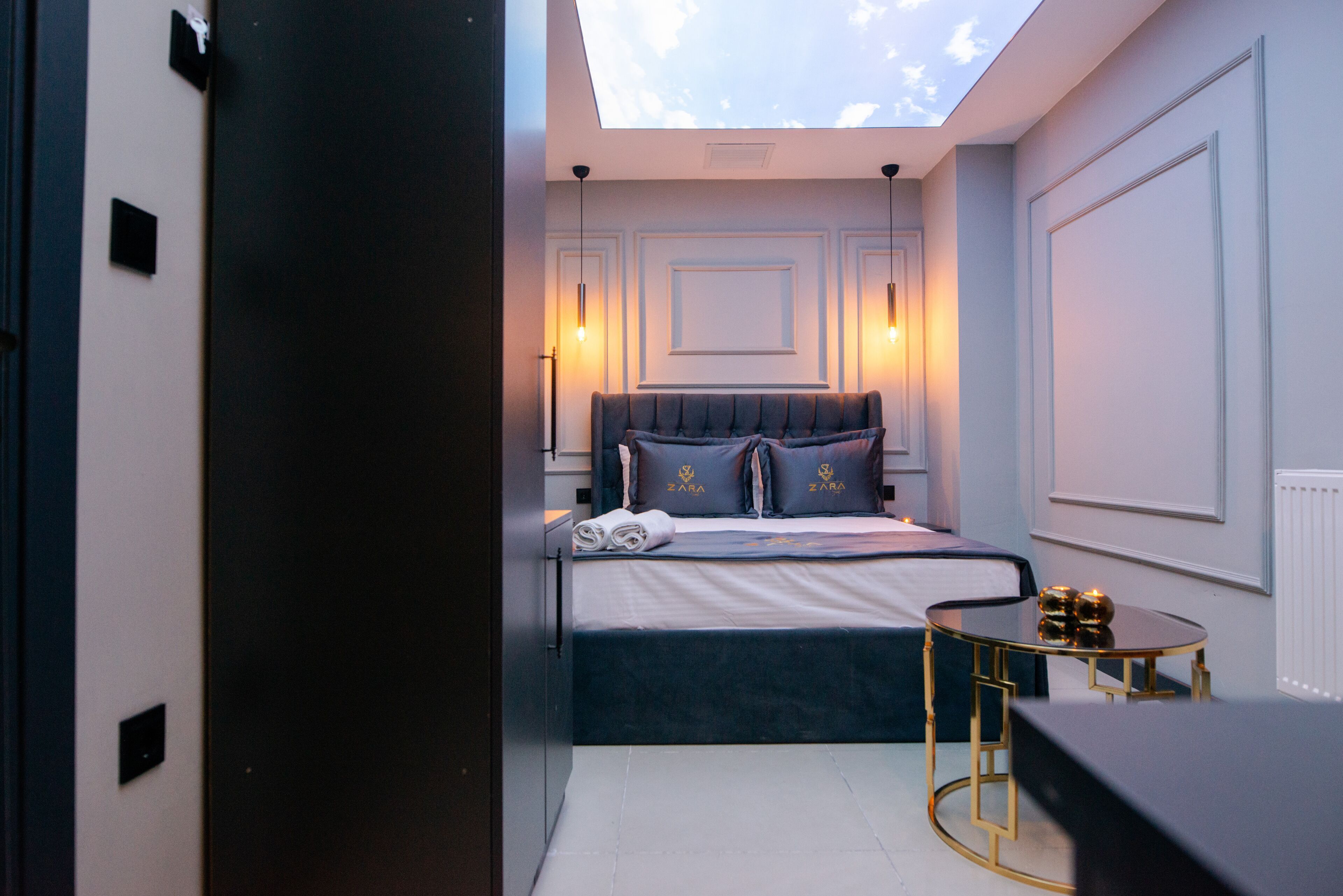 Premium bedding, minibar, desk, free WiFi
