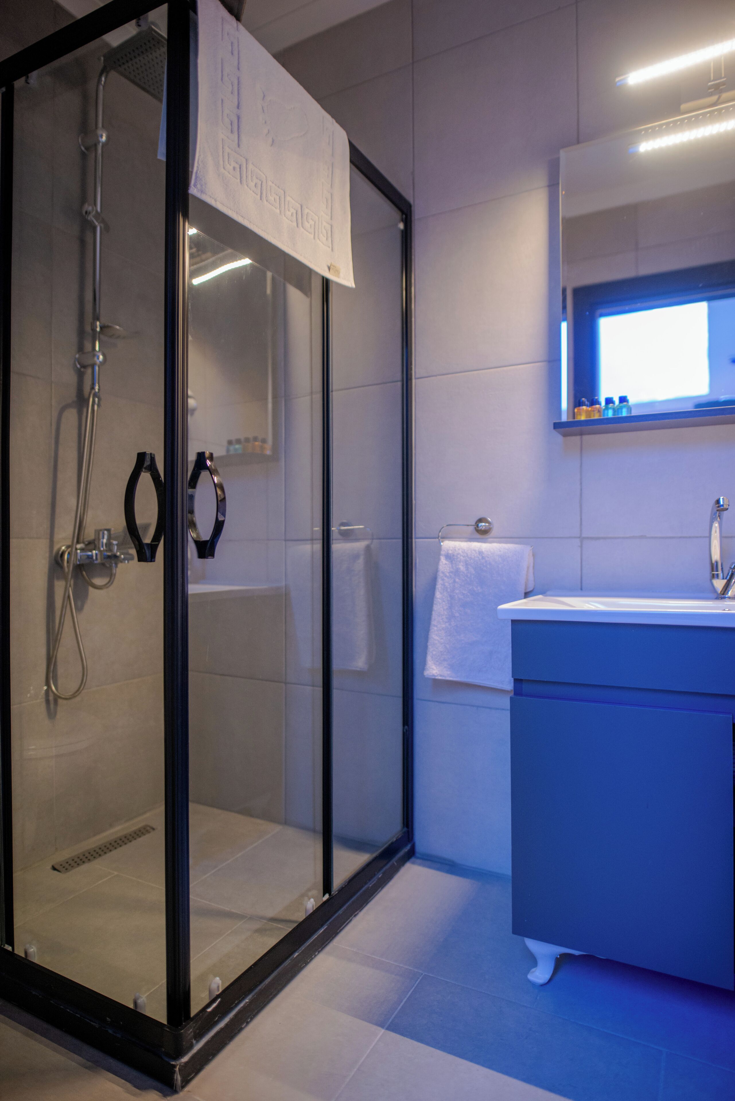 Tina con regadera, tina de hidromasaje, regadera tipo lluvia 